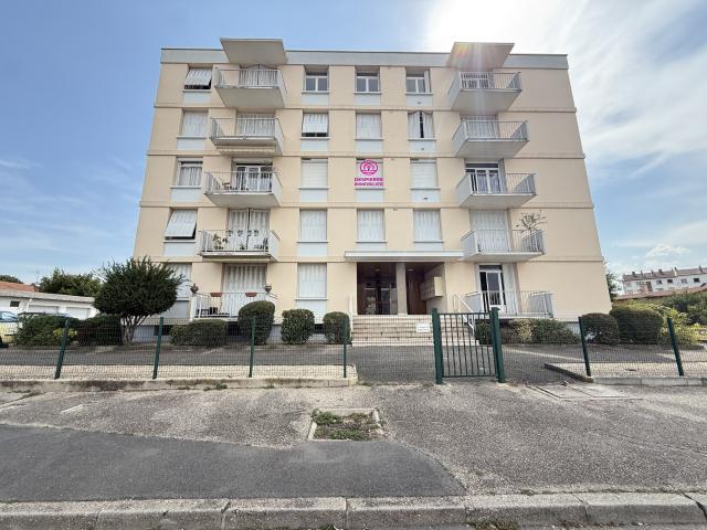 ROUSSILLON ! Appartement T3 en rez de chaussée, 79 m2 habitables environ Cave, Garage et Parking