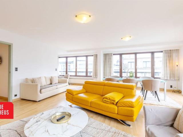 Royaal appartement 137m2 met 2 slpk, terras en lateraal zeezicht in top residentie