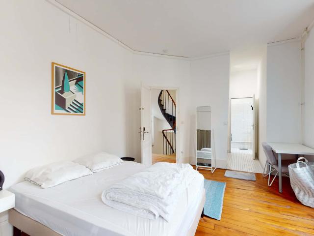 Royale Private Studio 12