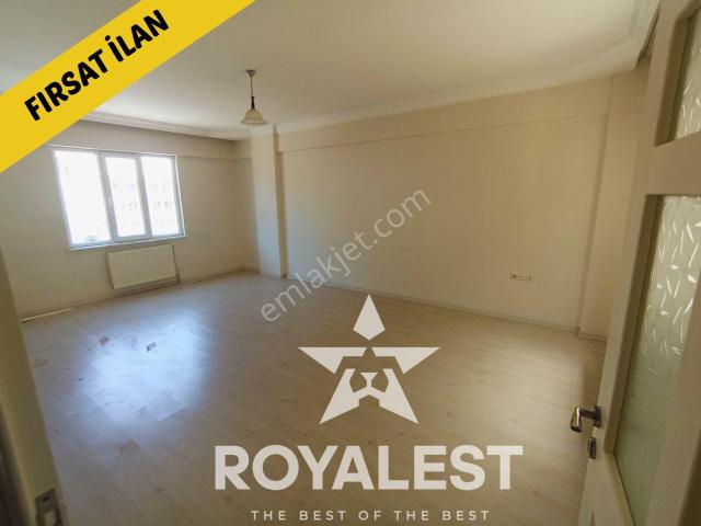 Royalest'ten Cadde Üstü Bakımlı Geniş Ve Ferah 3+1