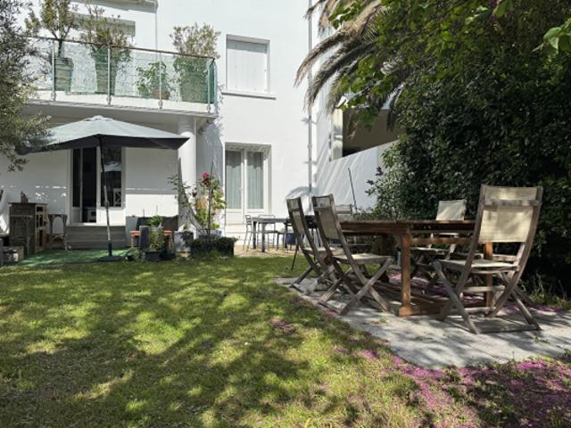 ROYAN CENTRE APPARTEMENT T3 AVEC JARDIN PRIVATIF