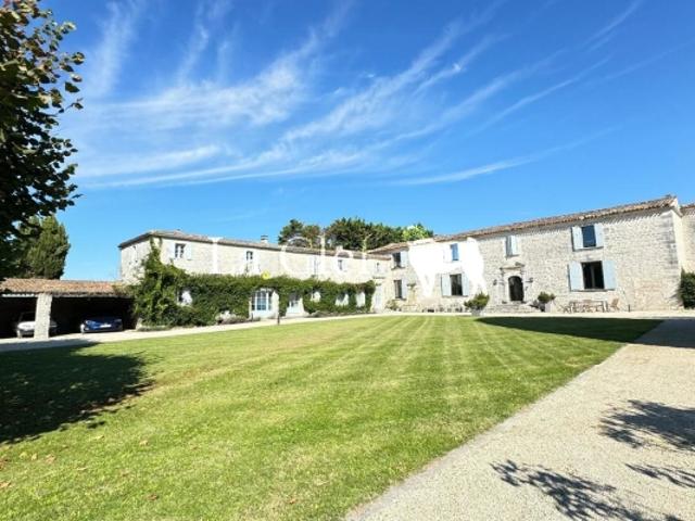 ROYAN DEMEURE 660M² A ETAGE TERRAIN 3.6 HECTARES, CALME, DEPENDANCES