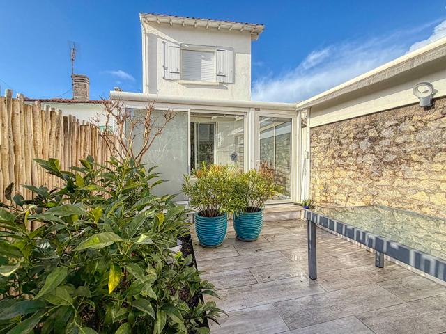 ROYAN Maison de ville à fort potentiel ? Au coeur du centre ville et à 800 m de la plage