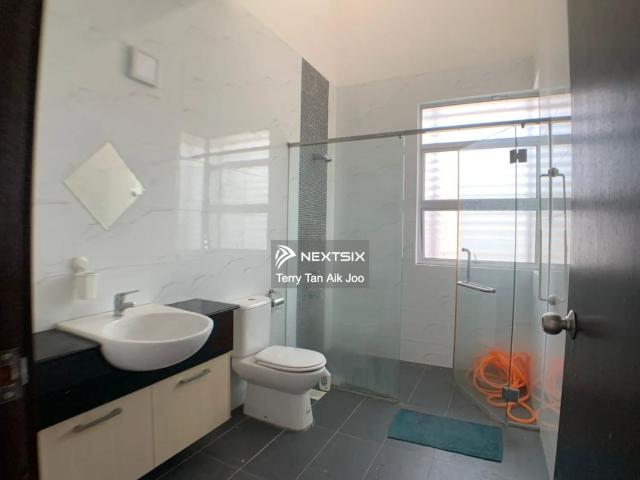 RM230K 就能找到 Megah Ria 市区、适合收租又适合自己住的单位‼️ #D‘Carlton Apartment Studio Unit️ Built up 500sqft 中楼层️ 1 个停车位 空间刚刚好，特别适合单身人士、小家庭或新加坡工作人士 位于成熟商圈 步行即可到 99 Mart food court 及各类商店，生活非常方便️