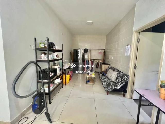 RM4xxK 的 2.5层 End Lot单位出售 #Taman Scientex @ Pasir Gudang【4+1房4厕】️Built up 1600sqft车房已铺满地砖＋雨棚 Balcony 也已扩建并加上雨棚 还有衣柜、Kitchen Cabinet、TV Cabinet、Auto Gate、冷气️ 和热水器，基本该有的都准备好了