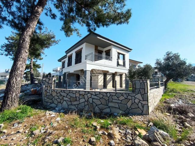 rs Netten*den Kuşadası Davutlar'da Panoromik Deniz Manzaralı 3+1 Villa