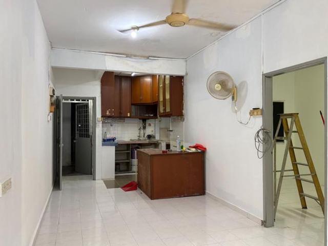RP2 flat 1st floor new paint balcony well kept 576sf