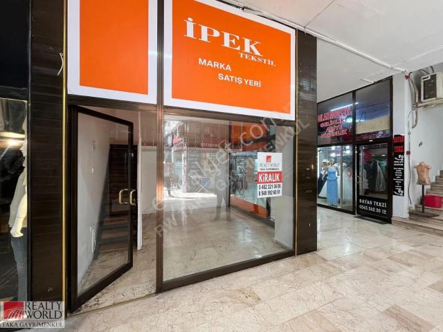 Rw Taka | De Sa Galeria İş Merkezinde Meydanda Kiralık Dükkan