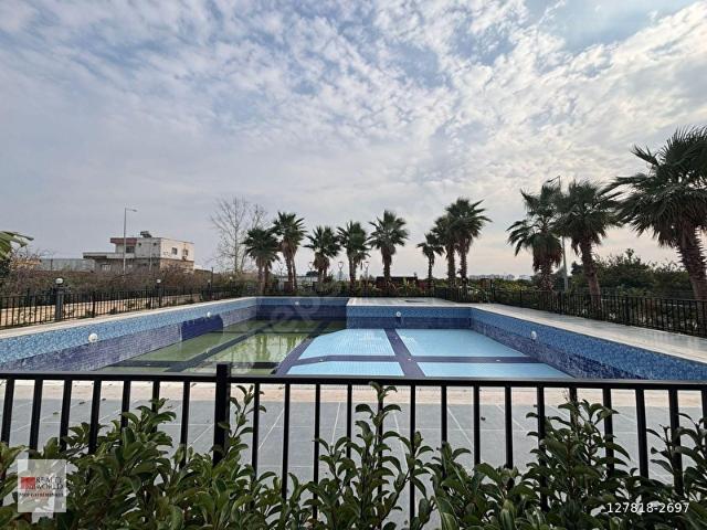 RW MEFTEN ÇEŞMELİDE HAVUZLU LÜKS SİTEDE SATILIK 1+1 DAİRE