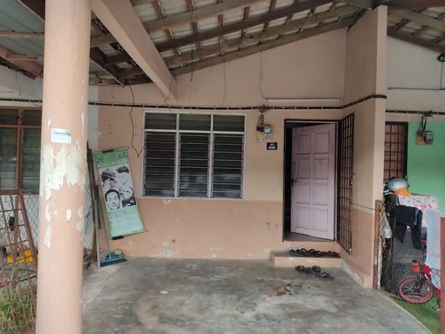 rumah 2 tingkat tanah merah