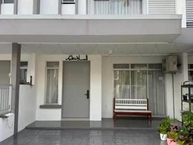 Rumah Teres 2 Tingkat Dengan Aircond Halya 2 Daunan Puncak Alam
