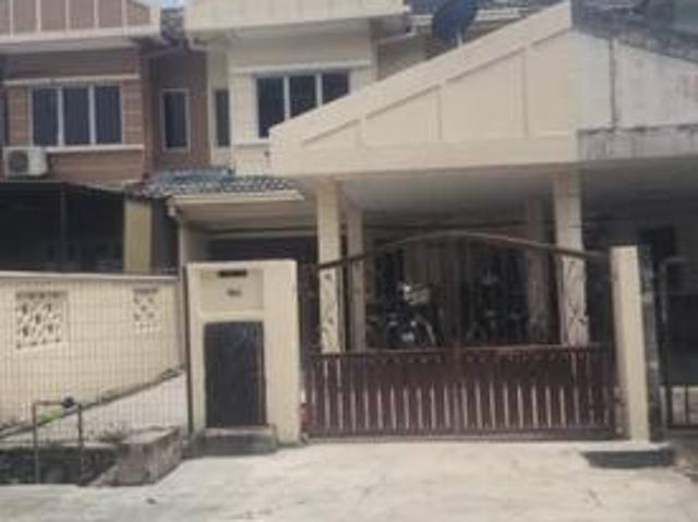 Rumah Teres 2 tingkat di bandar teknologiopen facing
