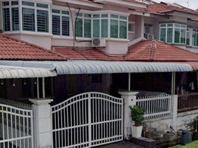 Rumah Teres Dua Tingkat di Taman Bukit Flora