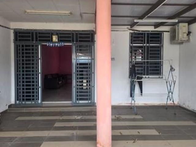 Rumah Teres Setingkat Untuk Dijual di Karangan