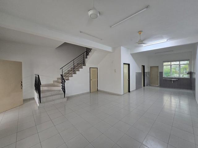 Rumah untuk disewa cantik baru siap cat baru