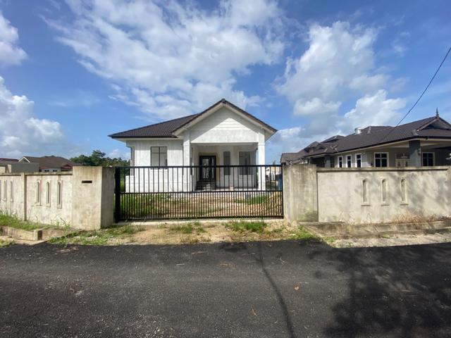 RUMAH BANGLO 4 BILIK DENGAN SECURITY DOOR di PERINGAT UNTUK DIJUAL
