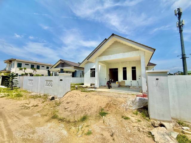 Rumah Banglo Belakang Pejabat Kada Morak Wakaf Bharu