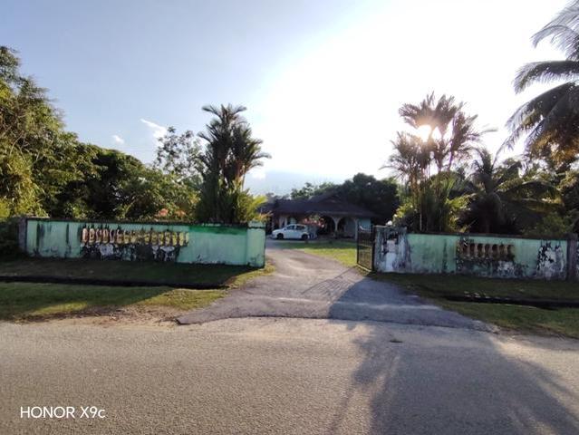 Rumah Banglo di Pulau Serai Pekan Pahang Laman luas