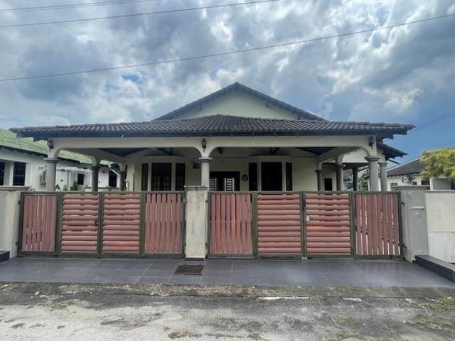 Rumah banglo setingkat di bukit setongkol