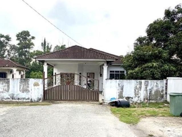RUMAH BANGLO SETINGKAT tanah luas di kg baharu kerteh
