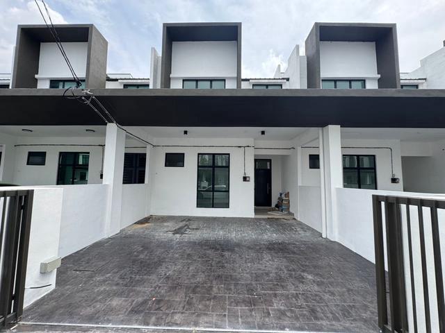 Rumah Baru Koyak Plastik La Casa Lunas