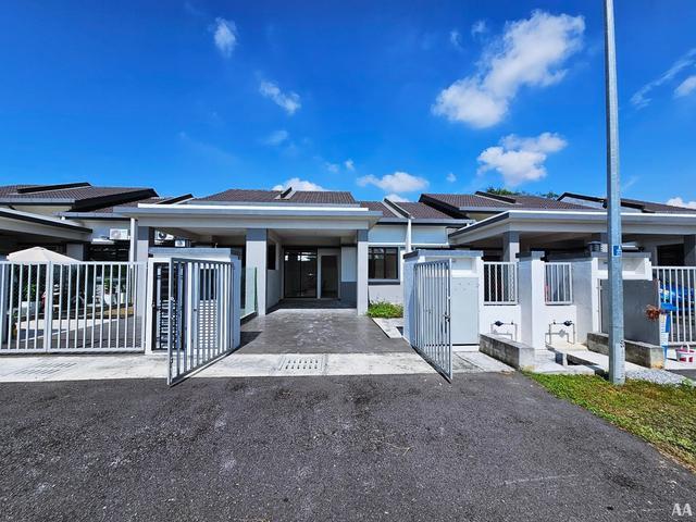RUMAH BARU SIAP TANAH LUAS Single Storey Terrace