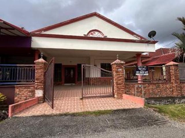 Rumah besar di taman Desa puteri bahau