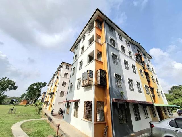 RUMAH CANTiK FLAT TAMAN DAHLIA SALAK TINGGI