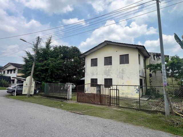 Rumah Corner Lot Tanah Luas di Taman Bersatu