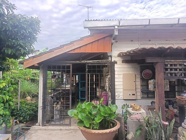 Rumah dan tanah suku ekar