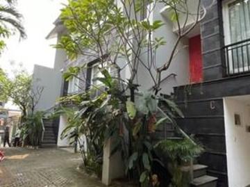 Rumah Full Furnished 4 Unit Dalam Cluster di Dekat Citos Cilandak, Jakarta Selatan