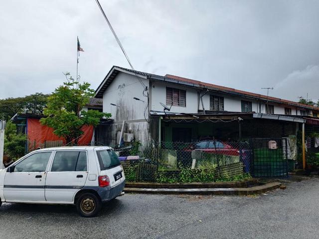 Rumah low cost Corner Lot di Indera Mahkota 1