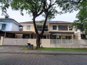 Rumah Luas di Perumahan Graha Natura, Surabaya Barat