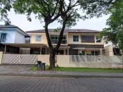 Rumah Luas 320 meter, Ada Privat Pool, Siap Huni Graha Natura Surabaya Barat