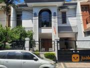 Rumah Mewah Depan Taman Surabaya Barat di Perumahan Babatan Pratama