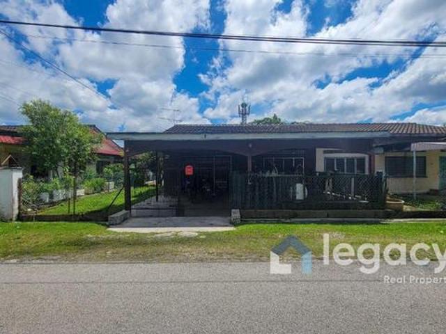Rumah SemiD BELAKANG SURAU di Pekan Baru Teluk Intan