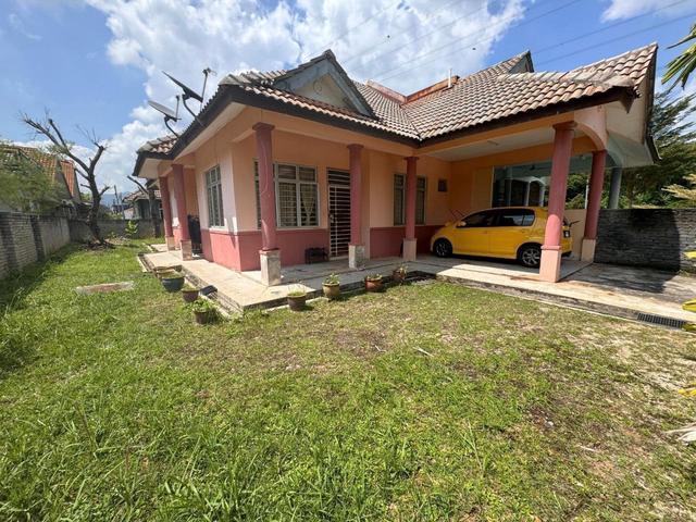 Rumah SemiD di Stadium Paroi