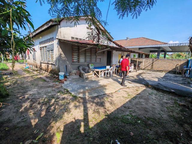 RUMAH SESEBUAH UNTUK DIJUAL di BATU 5 TAMBUN ULU KINTA LOST WORLD