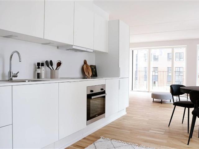 Rummelig 4 vær lejlighed med altan, Herlev, København