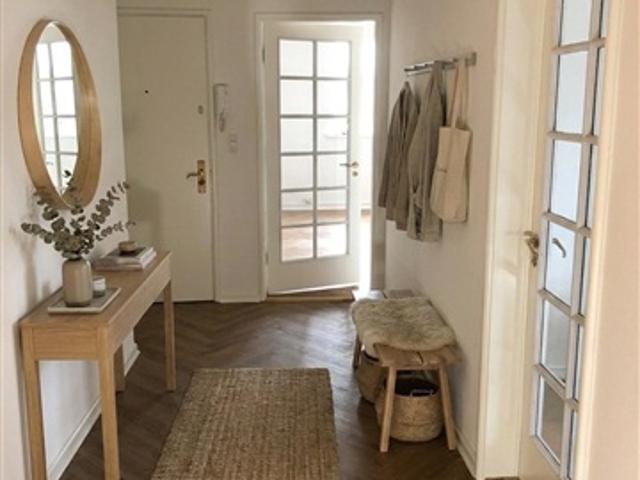 Rummelig 4 værelses med altan, buet vinduesparti og sildebensparket, Randers C, Aarhus