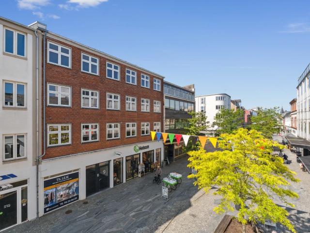 Rummelig 4 værelses lejlighed med nyt køkken