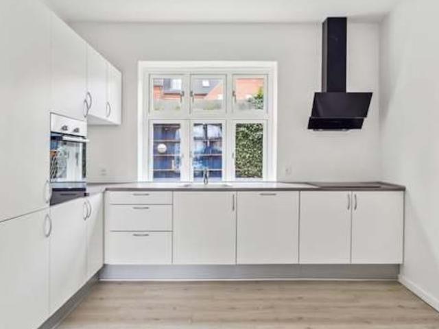 Rummelig 4 værelses lejlighed på 90 m² med direkte udgang til baggård