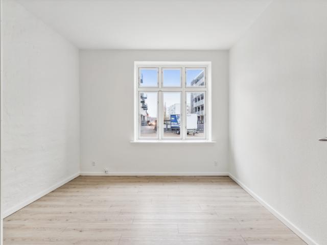Rummelig 4 værelses lejlighed på 90 m² med direkte udgang til baggård