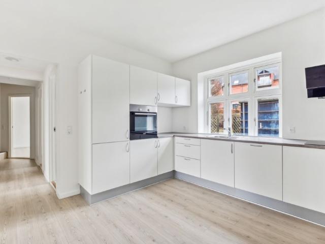Rummelig 4 værelses lejlighed på 90 m² med direkte udgang til baggård