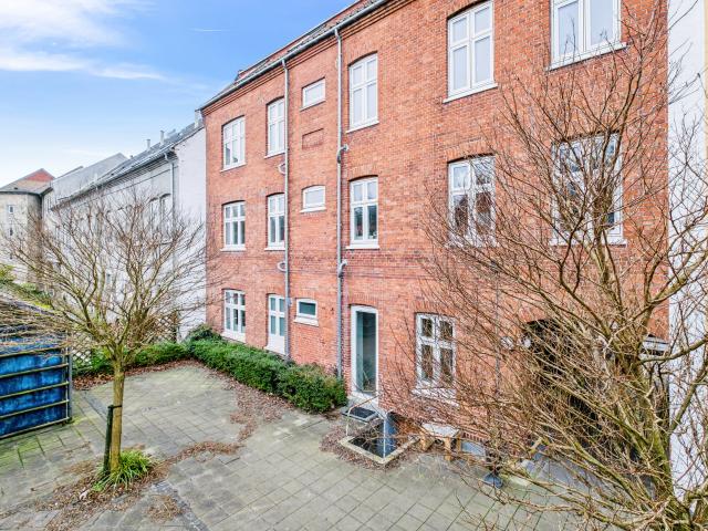Rummelig 4 værelses på 90 m² med adgang til gård