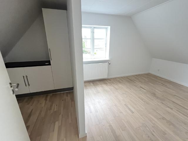 Rummelig 157 m² lejlighed med sydvendt terrasse
