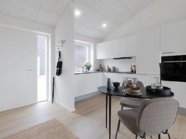 Rummelig 1 værelses lejlighed med privat terrasse