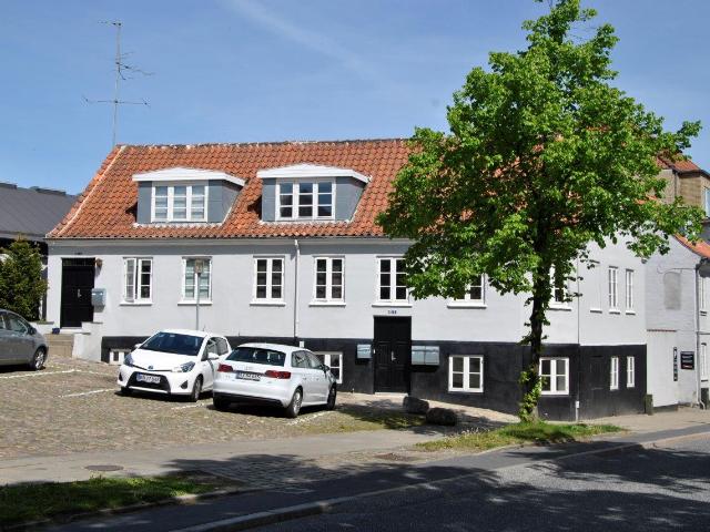 Rummelig 2 værelses taglejlighed nær Viborg centrum