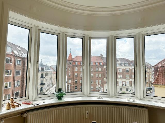 Rummelig 3 værelses lejlighed 99 m² centralt