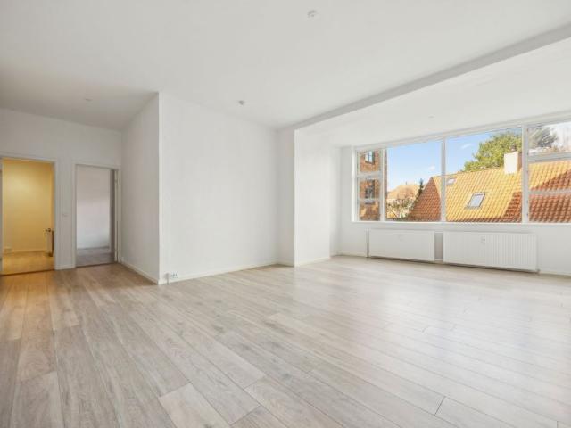 Rummelig 3 værelses lejlighed med central beliggenhed på Nørresundby Torv